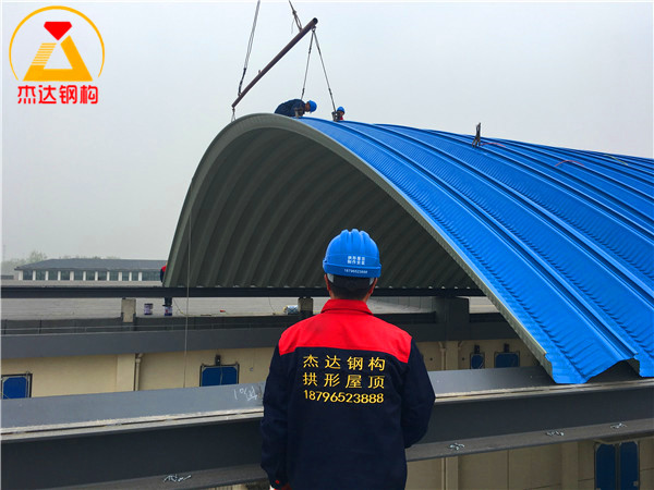 江蘇徐州睢寧直屬庫(kù)倉(cāng)間罩棚工程拱形屋頂就位