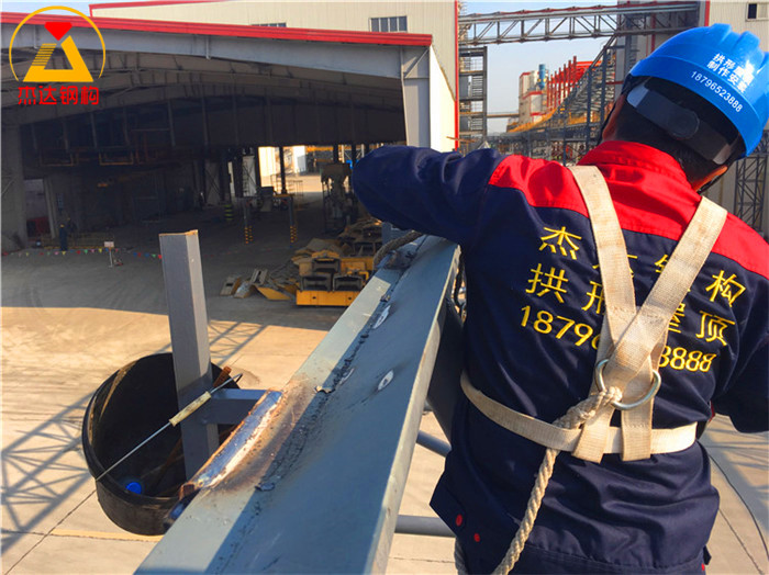 江蘇揚(yáng)中中海糧油無梁通道新建工程揚(yáng)中糧油拱形屋頂托板焊接細(xì)節(jié)