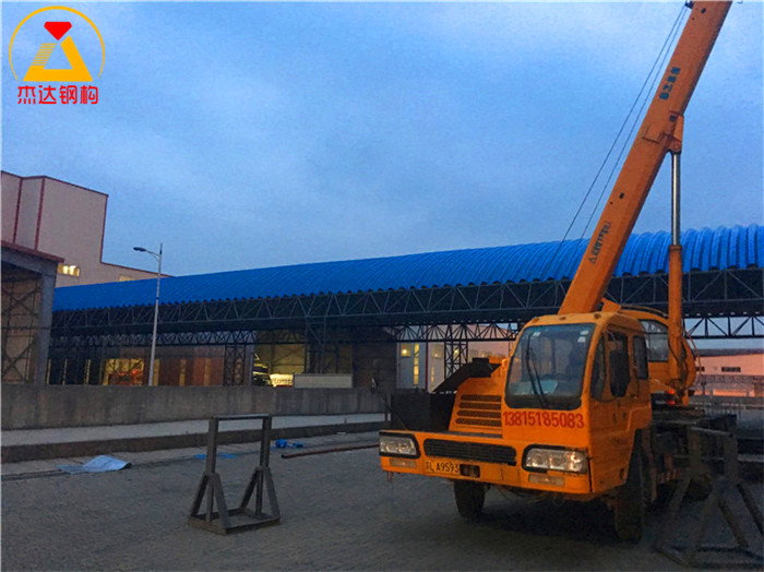 江蘇揚(yáng)中中海糧油無梁通道新建工程揚(yáng)中糧油拱形屋頂托板焊接