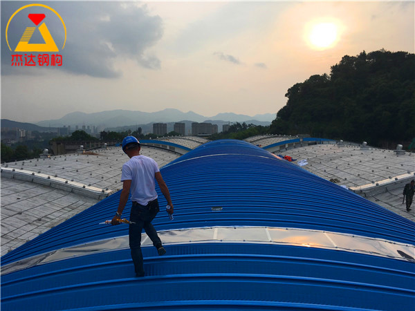 福建三明永安直屬庫(kù)倉(cāng)間罩棚新建工程永安直屬庫(kù)倉(cāng)間罩棚拱形屋頂施工現(xiàn)場(chǎng)2