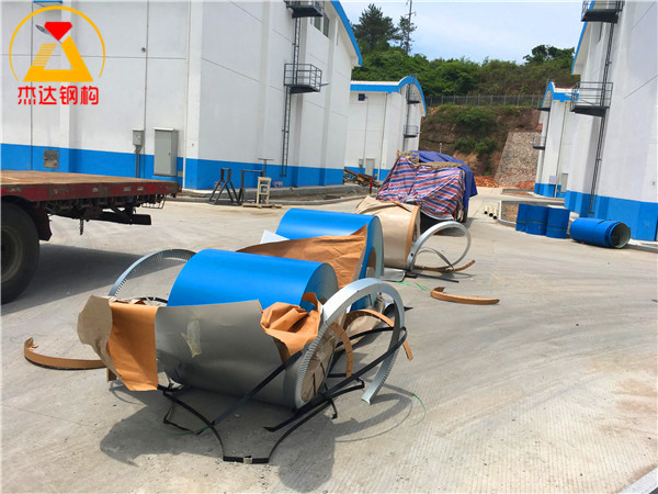 福建三明永安直屬庫(kù)倉(cāng)間罩棚新建工程永安直屬庫(kù)倉(cāng)間罩棚拱形屋頂施工現(xiàn)場(chǎng)3