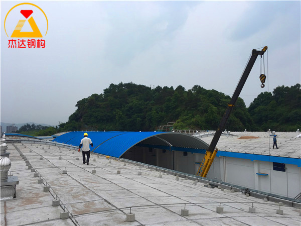 福建三明永安直屬庫(kù)倉(cāng)間罩棚新建工程永安直屬庫(kù)倉(cāng)間罩棚拱形屋頂施工現(xiàn)場(chǎng)12