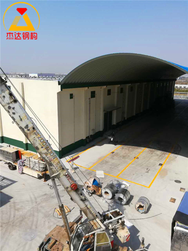 山東濰坊濱海開發(fā)區(qū)糧庫倉間罩棚拱形屋頂?shù)跹b過程