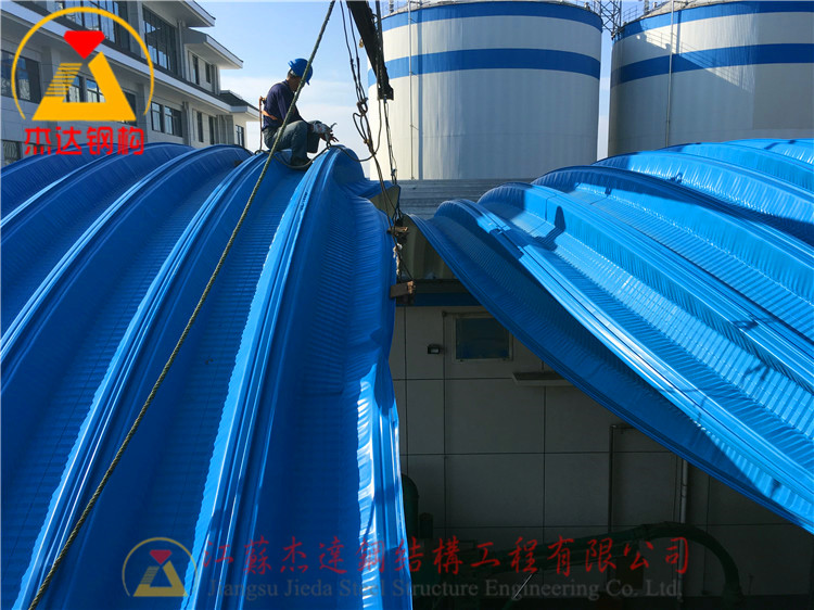 鹽城張莊糧庫拱形屋頂換新工程拆卸破損的拱形屋頂