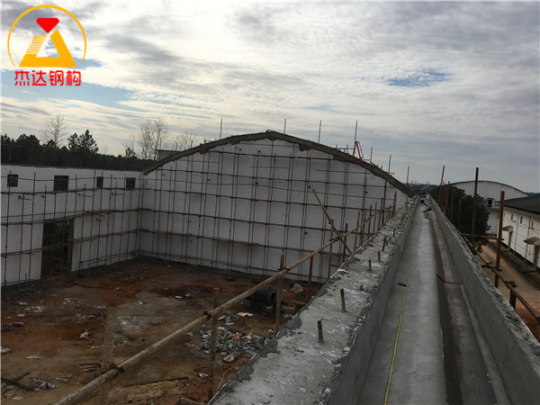江西弋陽(yáng)糧管所24米跨拱形屋頂工程拱形屋頂托板焊接 江西弋陽(yáng)糧管所24米跨拱形屋頂工程拱形屋頂托板焊接