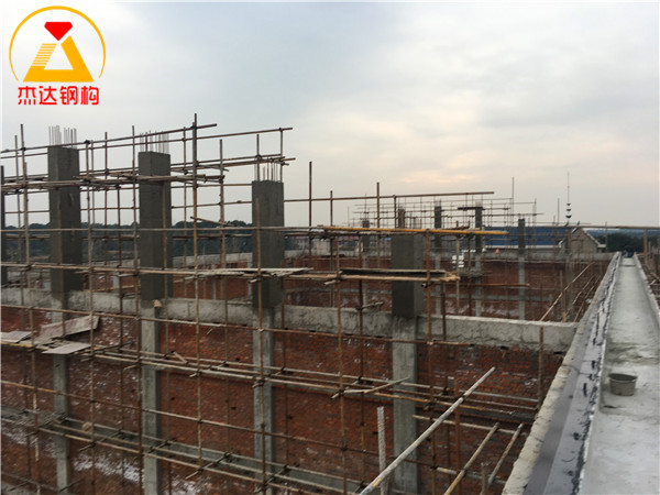江西弋陽(yáng)糧管所24米跨拱形屋頂工程焊接托板完成 江西弋陽(yáng)糧管所24米跨拱形屋頂工程焊接托板完成