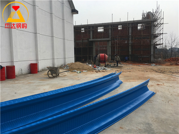 江西弋陽(yáng)糧管所24米跨拱形屋頂工程屋面板組裝 江西弋陽(yáng)糧管所24米跨拱形屋頂工程屋面板組裝