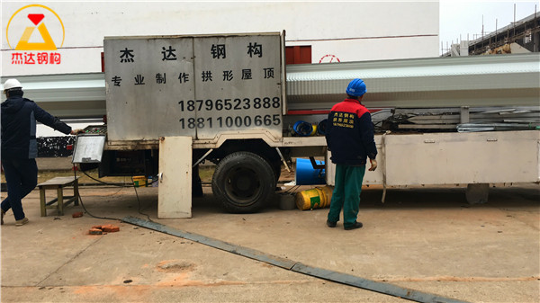 江西弋陽(yáng)糧管所24米跨拱形屋頂工程屋面板出瓦作業(yè) 江西弋陽(yáng)糧管所24米跨拱形屋頂工程屋面板出瓦作業(yè)