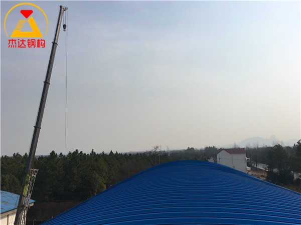江西弋陽(yáng)糧管所24米跨拱形屋頂工程屋頂?shù)跹b施工 江西弋陽(yáng)糧管所24米跨拱形屋頂工程屋頂?shù)跹b施工
