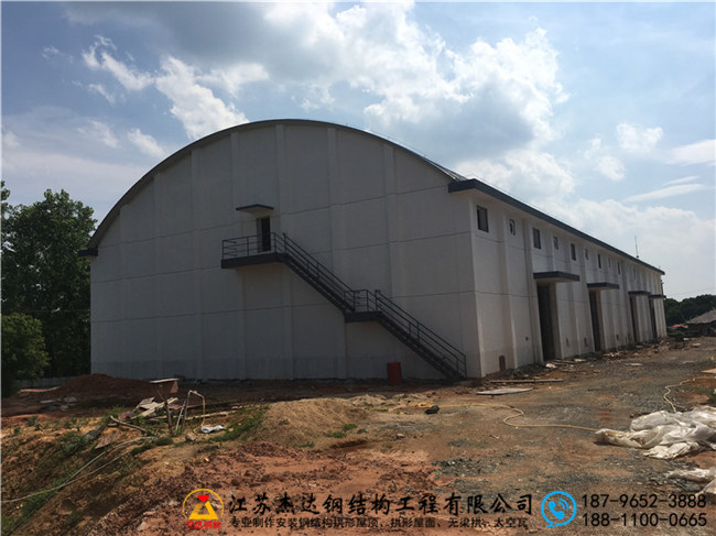 江西萍鄉(xiāng)糧食儲備庫拱形屋頂工程江西萍鄉(xiāng)糧食儲備庫拱形屋頂局部細節(jié)