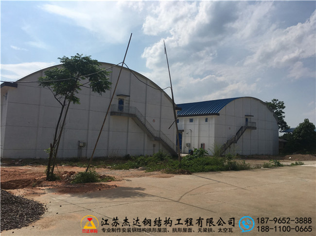 江西萍鄉(xiāng)糧食儲備庫拱形屋頂工程江西萍鄉(xiāng)糧食儲備庫拱形屋頂施工細節(jié)