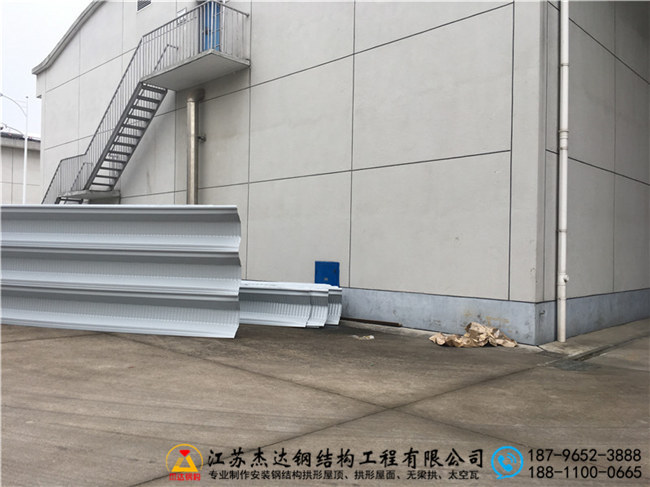 浙江金華蘭溪糧食儲備庫倉間罩棚工程拱形屋頂瓦片拼接細(xì)節(jié) 浙江金華蘭溪糧食儲備庫倉間罩棚工程拱形屋頂瓦片拼接細(xì)節(jié)