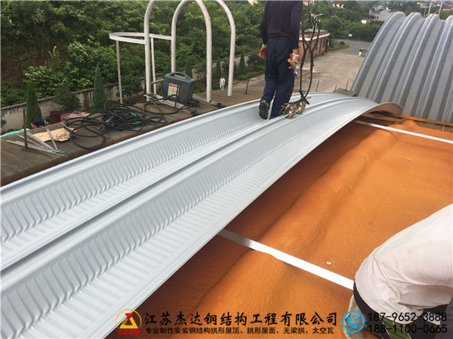 浙江金華蘭溪糧食儲備庫倉間罩棚工程拱形屋頂施工現(xiàn)場 浙江金華蘭溪糧食儲備庫倉間罩棚工程拱形屋頂施工現(xiàn)場