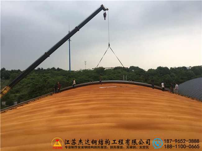 浙江金華蘭溪糧食儲備庫倉間罩棚工程拱形屋頂施工細(xì)節(jié) 浙江金華蘭溪糧食儲備庫倉間罩棚工程拱形屋頂施工細(xì)節(jié)