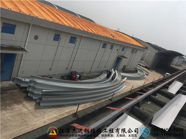 浙江金華蘭溪糧食儲備庫倉間罩棚工程拱形屋頂瓦片組裝 浙江金華蘭溪糧食儲備庫倉間罩棚工程拱形屋頂瓦片組裝
