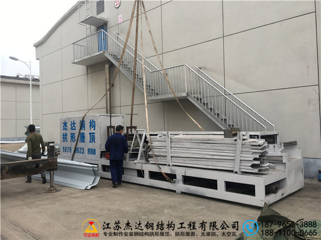 浙江金華蘭溪糧食儲備庫倉間罩棚工程拱形屋頂設(shè)備出板 浙江金華蘭溪糧食儲備庫倉間罩棚工程拱形屋頂設(shè)備出板