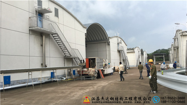 浙江金華蘭溪糧食儲備庫倉間罩棚工程拱形屋頂瓦片組裝 浙江金華蘭溪糧食儲備庫倉間罩棚工程拱形屋頂瓦片組裝