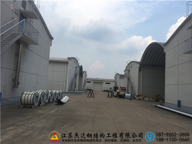 浙江金華蘭溪糧食儲備庫倉間罩棚工程拱形屋頂瓦片組裝細(xì)節(jié) 浙江金華蘭溪糧食儲備庫倉間罩棚工程拱形屋頂瓦片組裝細(xì)節(jié)