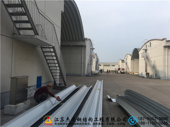 浙江金華蘭溪糧食儲備庫倉間罩棚工程拱形屋頂瓦片組裝現(xiàn)場 浙江金華蘭溪糧食儲備庫倉間罩棚工程拱形屋頂瓦片組裝現(xiàn)場