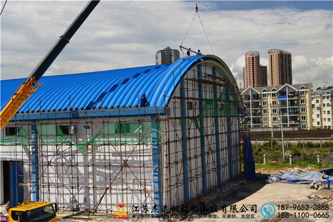 貴州龍里糧庫頂雙層拱形屋頂工程拱形屋頂?shù)跹b施工現(xiàn)場