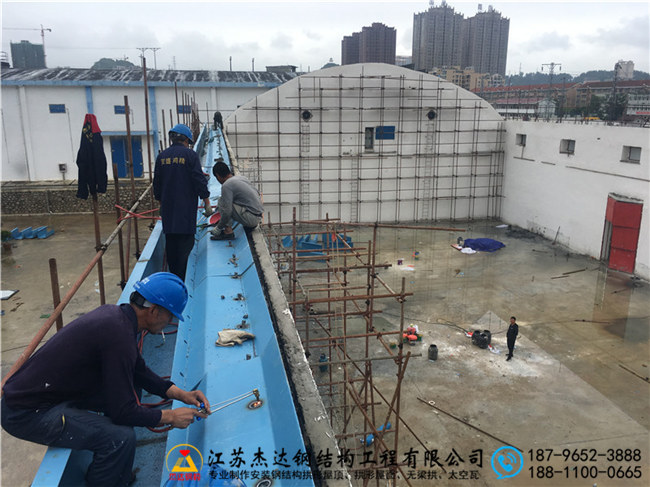 貴州龍里糧庫頂雙層拱形屋頂工程拱形屋頂下部結(jié)構(gòu)焊接天溝