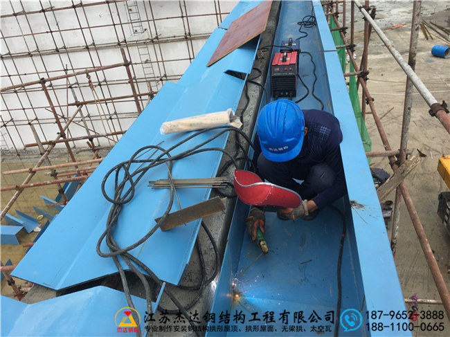 貴州龍里糧庫頂雙層拱形屋頂工程拱形屋頂托板焊接施工