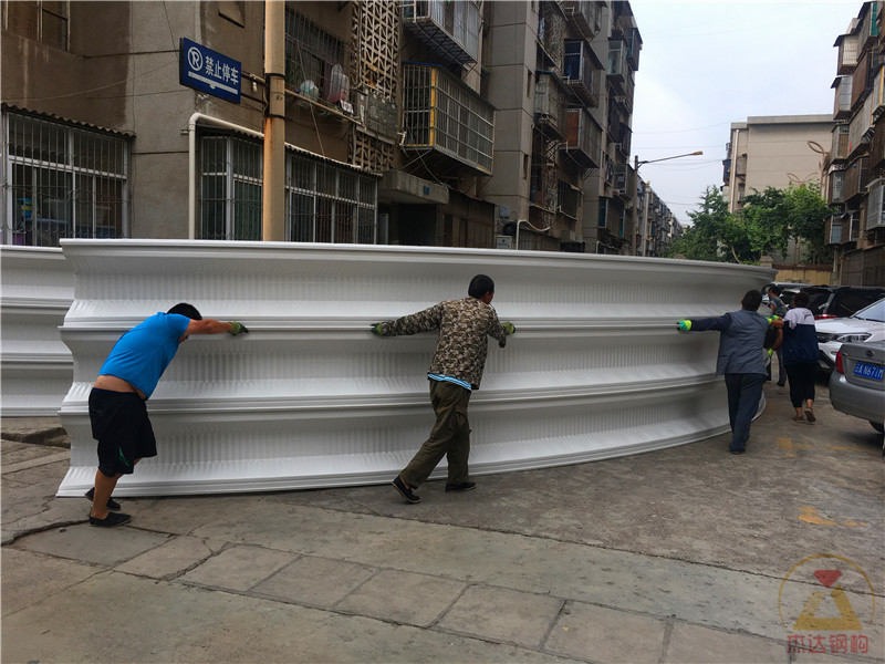 云南昭通12米跨度拱形屋頂車棚翻新工程新拱形屋頂瓦片組裝