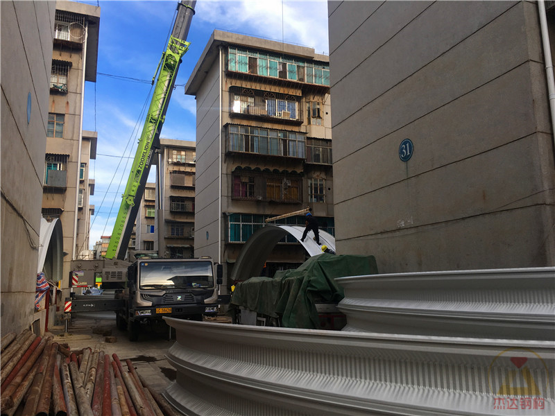 云南昭通12米跨度拱形屋頂車棚翻新工程新拱形屋頂?shù)跹b準(zhǔn)備