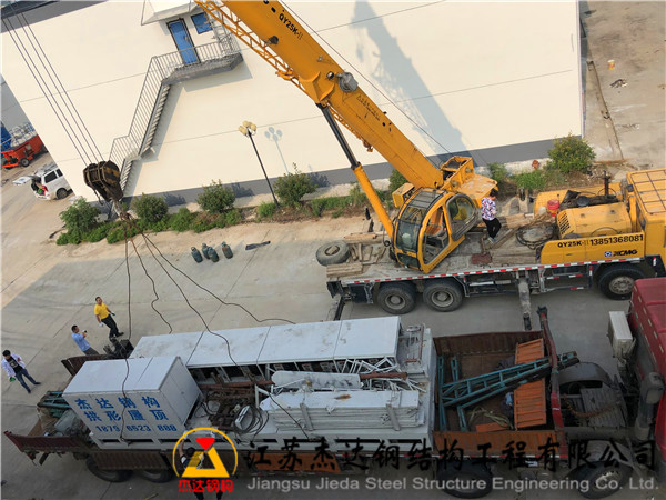 宿遷糧庫拱形屋頂倉間罩棚新建工程壓瓦機(jī)設(shè)備運輸現(xiàn)場 宿遷糧庫拱形屋頂倉間罩棚新建工程壓瓦機(jī)設(shè)備運輸現(xiàn)場