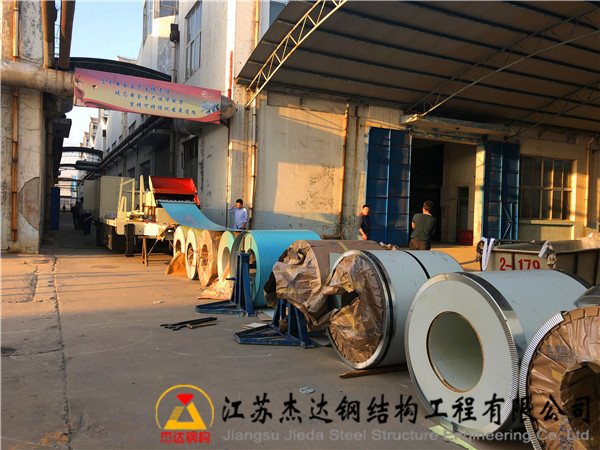 山東濱州染印廠拱形屋頂翻新工程寶鋼彩涂卷整齊排列