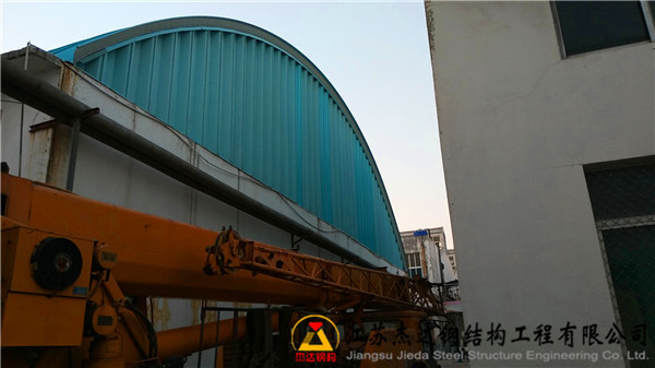 山東濱州染印廠拱形屋頂翻新工程拱形波紋鋼屋蓋及山墻安裝完成