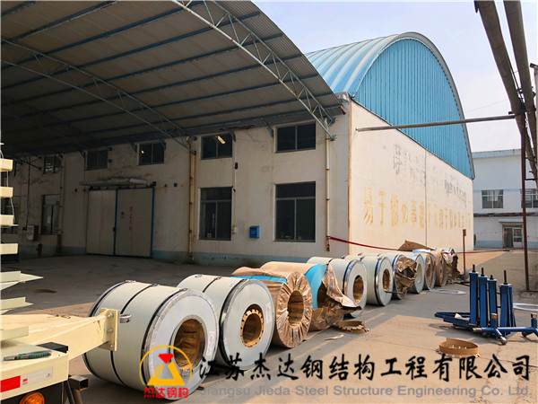 山東濱州染印廠拱形屋頂翻新工程山東濱州魏橋創(chuàng)業(yè)集團(tuán)染印廠拱形屋頂彩鋼瓦安裝