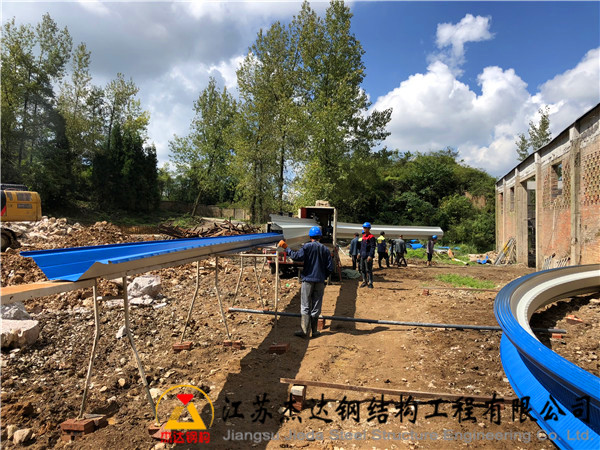 貴州開陽中試化工廠拱形屋頂工程施工人員現(xiàn)場出板作業(yè)