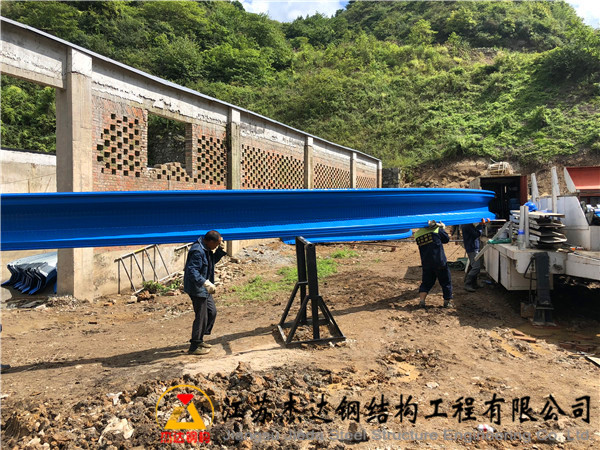 貴州開陽中試化工廠拱形屋頂工程施工人員現(xiàn)場抬板作業(yè)