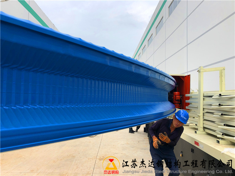 山東德州廠房拱形屋頂過道罩棚工程出瓦過程圖2 山東德州廠房拱形屋頂過道罩棚工程出瓦過程圖2