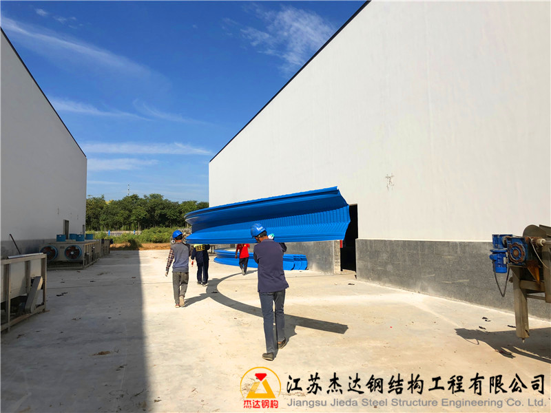 山東德州廠房拱形屋頂過道罩棚工程出瓦過程圖3 山東德州廠房拱形屋頂過道罩棚工程出瓦過程圖3
