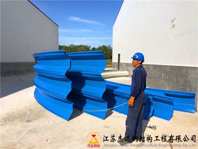 山東德州廠房拱形屋頂過道罩棚工程拱形屋頂瓦片組裝圖 山東德州廠房拱形屋頂過道罩棚工程拱形屋頂瓦片組裝圖