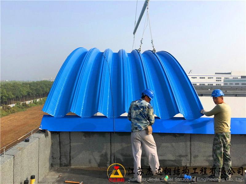 山東德州廠房拱形屋頂過道罩棚工程拱形屋頂現(xiàn)場吊裝圖2 山東德州廠房拱形屋頂過道罩棚工程拱形屋頂現(xiàn)場吊裝圖2