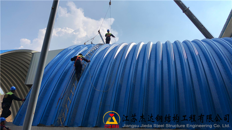 重慶東方希望煤棚拱形屋頂工程施工現(xiàn)場鋼結構安裝