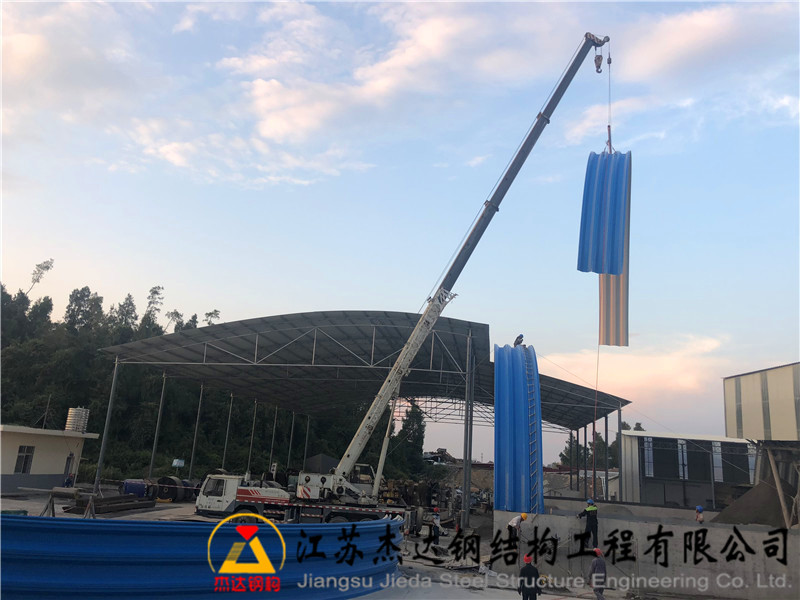 重慶東方希望煤棚拱形屋頂工程施工人員高空作業(yè)