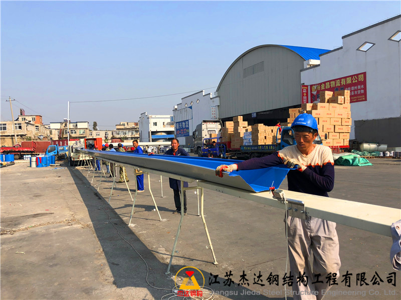 安徽肥東睿拓物流園拱形屋頂改造工程單元瓦壓制現(xiàn)場 安徽肥東睿拓物流園拱形屋頂改造工程單元瓦壓制現(xiàn)場