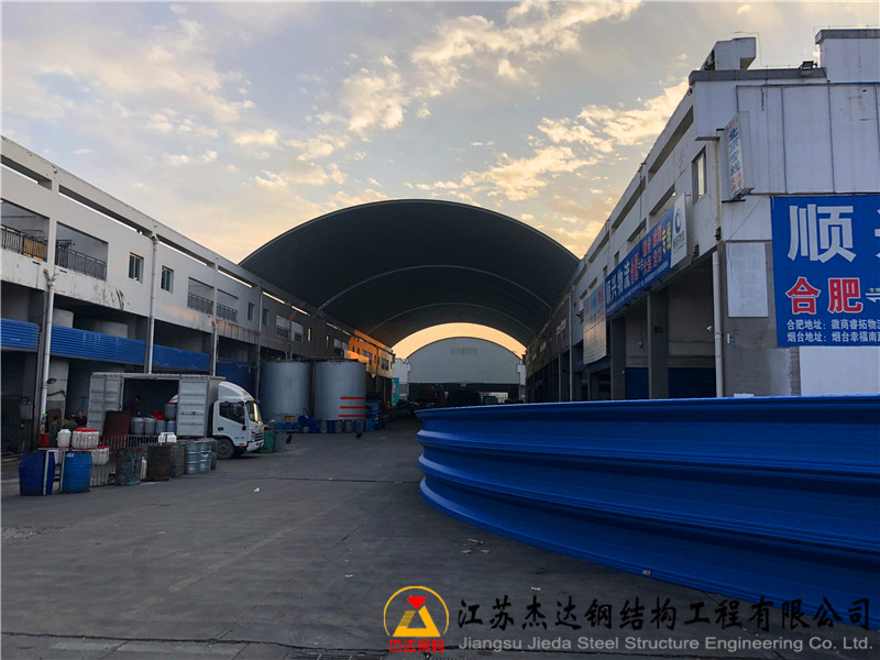 安徽肥東睿拓物流園拱形屋頂改造工程拱形屋頂瓦片吊裝準(zhǔn)備 安徽肥東睿拓物流園拱形屋頂改造工程拱形屋頂瓦片吊裝準(zhǔn)備