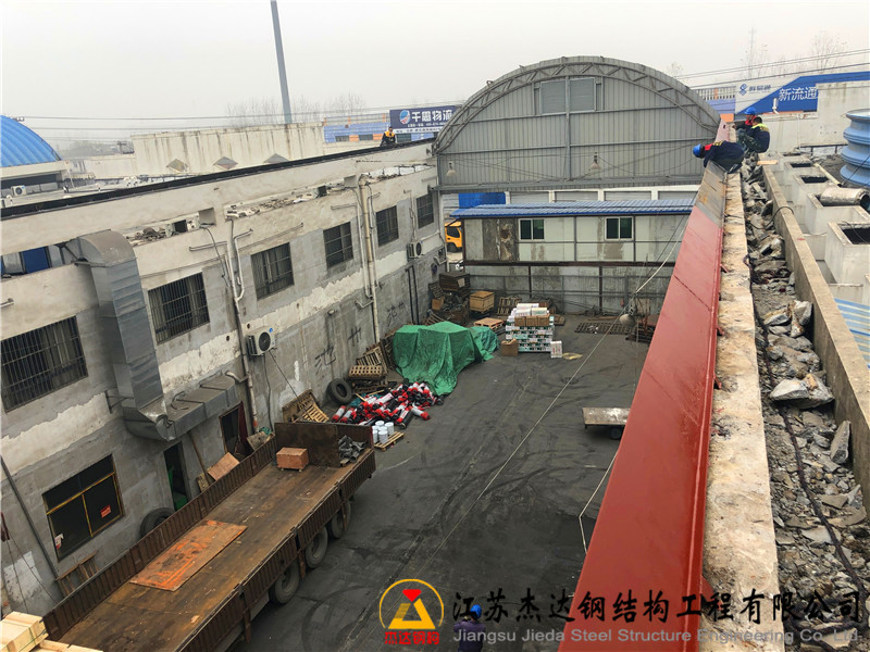 安徽肥東睿拓物流園拱形屋頂改造工程涂刷紅色防銹油漆托板 安徽肥東睿拓物流園拱形屋頂改造工程涂刷紅色防銹油漆托板