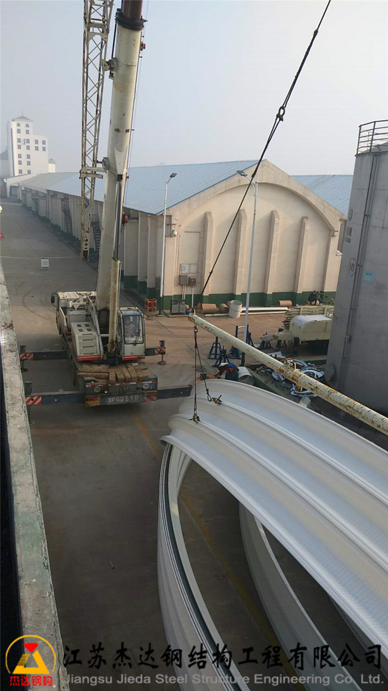 河南周口糧庫罩棚拱形屋頂翻新工程拱形屋頂安裝現(xiàn)場 河南周口糧庫罩棚拱形屋頂翻新工程拱形屋頂安裝現(xiàn)場