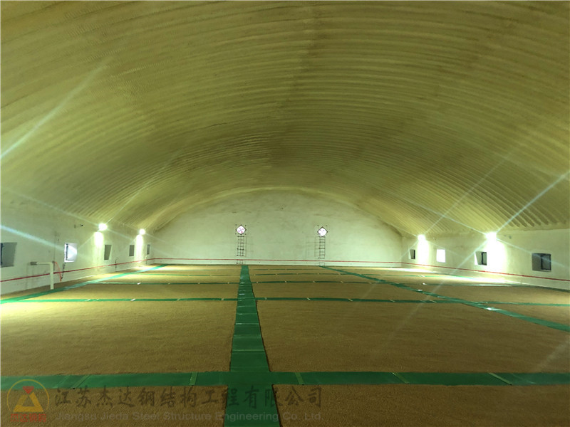 貴州龍里糧庫頂雙層拱形屋頂工程已完成的拱形屋頂結(jié)構(gòu)