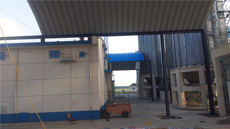 江蘇宿遷泗洪糧庫(kù)拱形屋頂倉(cāng)間罩棚工程屋頂結(jié)構(gòu)與鋼梁連接圖 江蘇宿遷泗洪糧庫(kù)拱形屋頂倉(cāng)間罩棚工程屋頂結(jié)構(gòu)與鋼梁連接圖