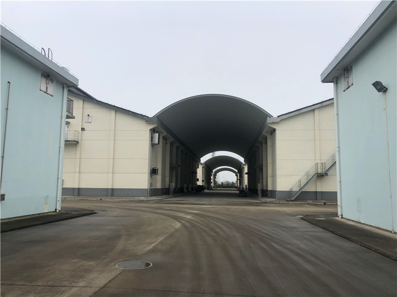 浙江寧波慈溪糧庫拱形屋頂罩棚工程浙江寧波慈溪糧食儲備庫多棟拱形屋頂罩棚排列