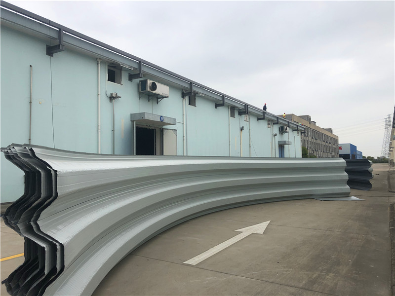 浙江寧波慈溪糧庫拱形屋頂罩棚工程浙江寧波慈溪糧食儲備庫拱形屋頂瓦片堆放現(xiàn)場
